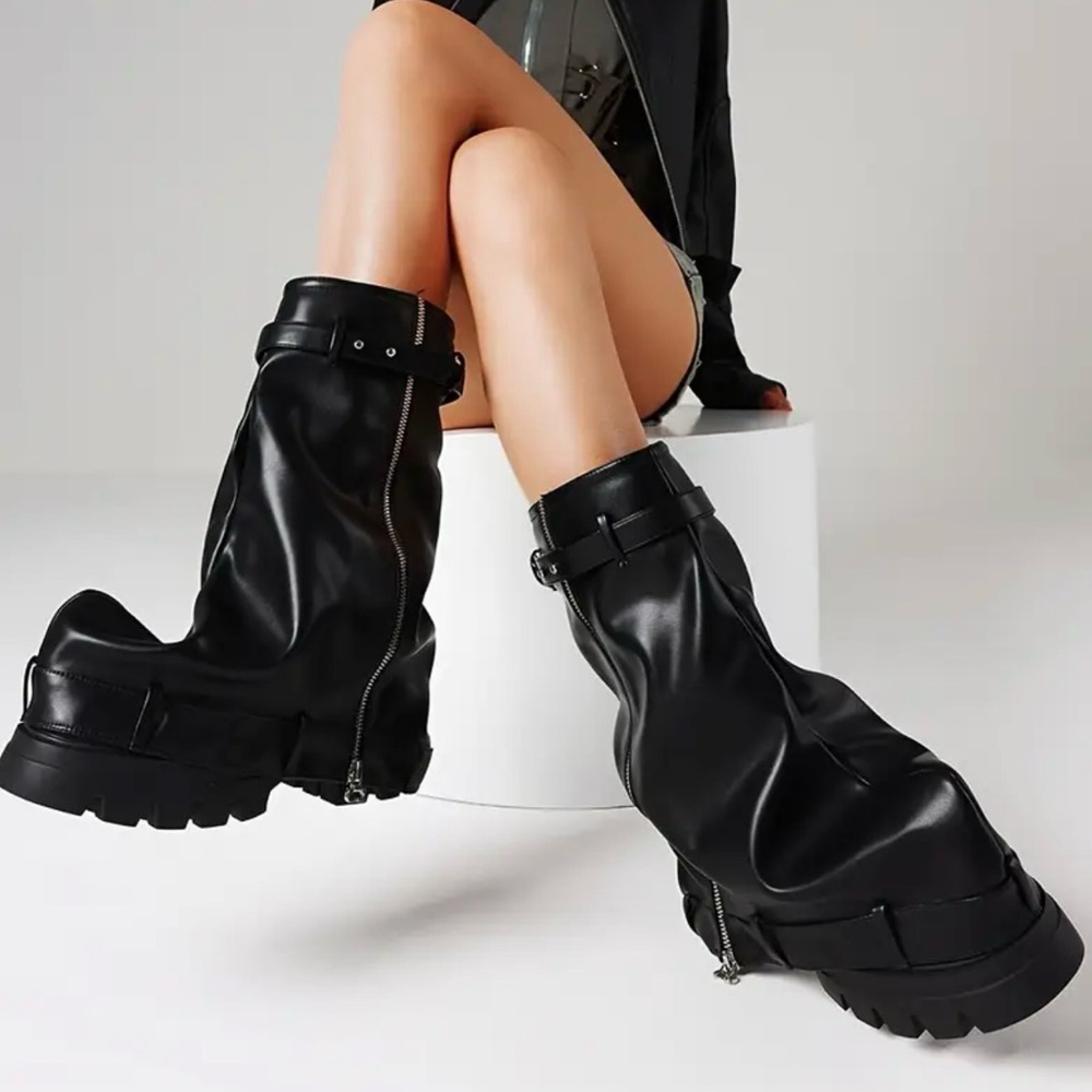 🔥 Black Oversized Slouch Platform Boots – Structured, Bold & Absolutely Boss 🔥